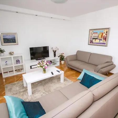 Apartment Mit Grossem Balkon