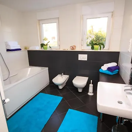 Apartment Mit Grossem Balkon *